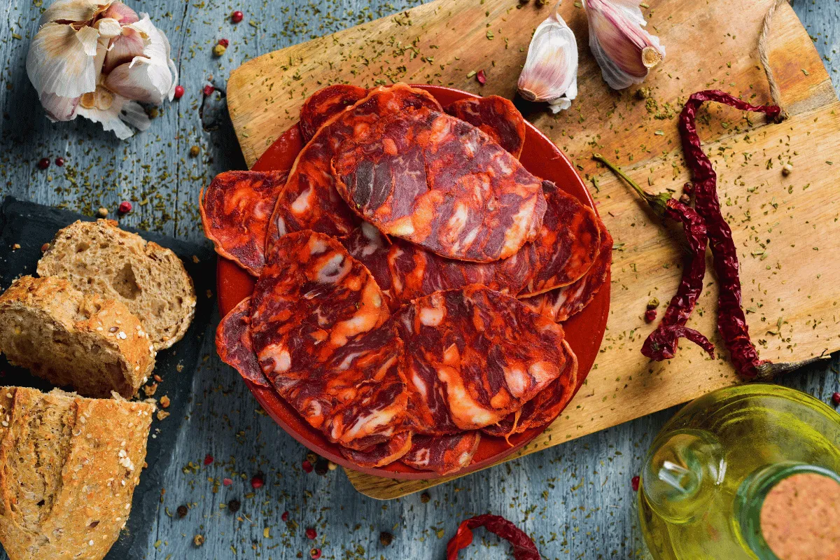 Chorizo ibérique sur un plat